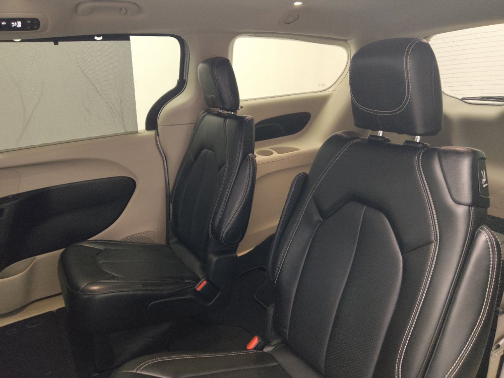 Used 2024 Chrysler Pacifica Touring-L FWD image 18