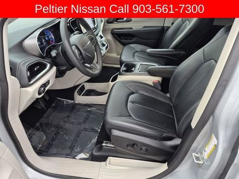 Used 2024 Chrysler Pacifica Limited FWD image 19