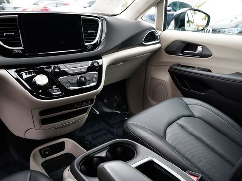 Used 2024 Chrysler Pacifica Touring-L image 34