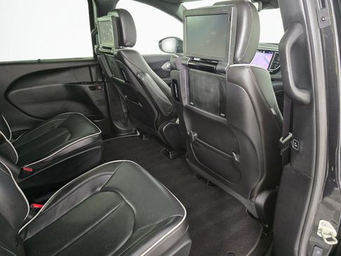 Used 2023 Chrysler Pacifica Limited w/ Uconnect Theater Family Group FWD image 42