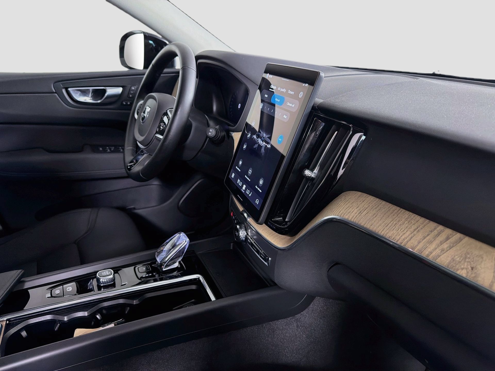 Certified 2026 Volvo XC60 B5 Plus AWD/4WD image 29