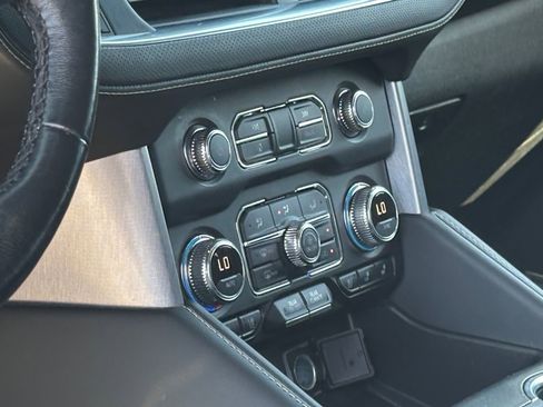 Used 2022 GMC Yukon XL SLT w/ SLT Premium Package image 16