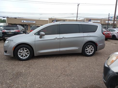 Used 2020 Chrysler Pacifica Touring-L image 4