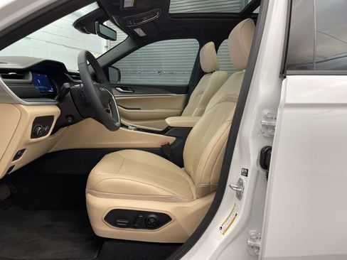 New 2025 Jeep Grand Cherokee Limited w/ Luxury Tech Group II image 19