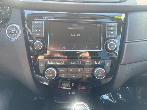 Used 2020 Nissan Rogue SV image 19