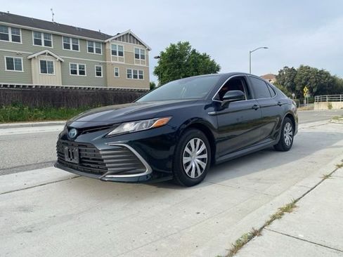 Used 2021 Toyota Camry LE image 3