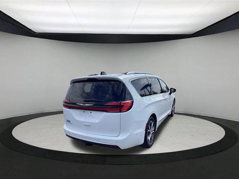 Used 2025 Chrysler Pacifica Pinnacle w/ Trailer Tow Group FWD image 8