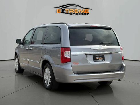 Used 2016 Chrysler Town & Country Touring w/ Driver Convenience Group FWD image 5