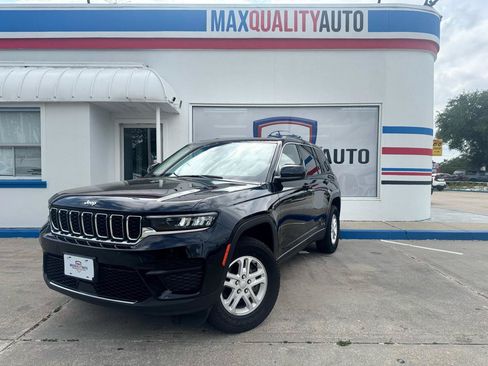 Used 2023 Jeep Grand Cherokee Laredo w/ Luxury Tech Group I AWD/4WD image 2