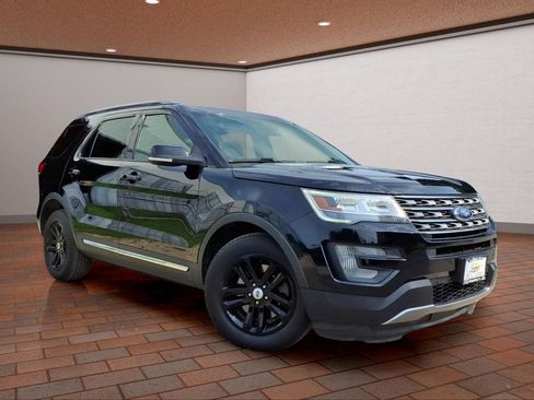 Used 2017 Ford Explorer XLT FWD image 3