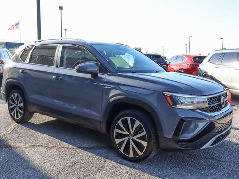 Used 2023 Volkswagen Taos SE FWD image 3