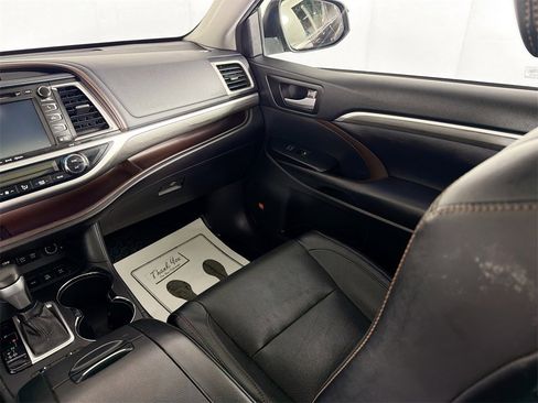 Used 2017 Toyota Highlander Limited image 23
