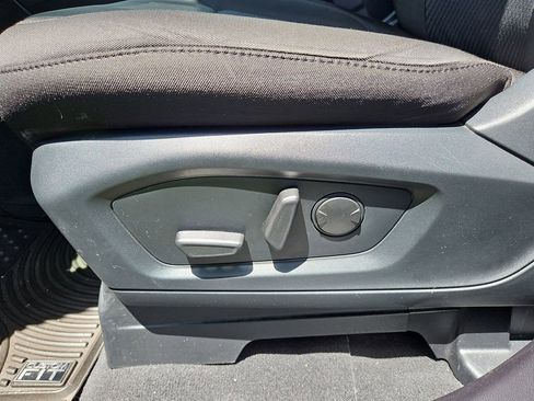 Used 2022 Ford Explorer XLT image 16