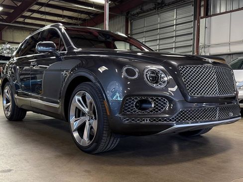 Used 2018 Bentley Bentayga image 2