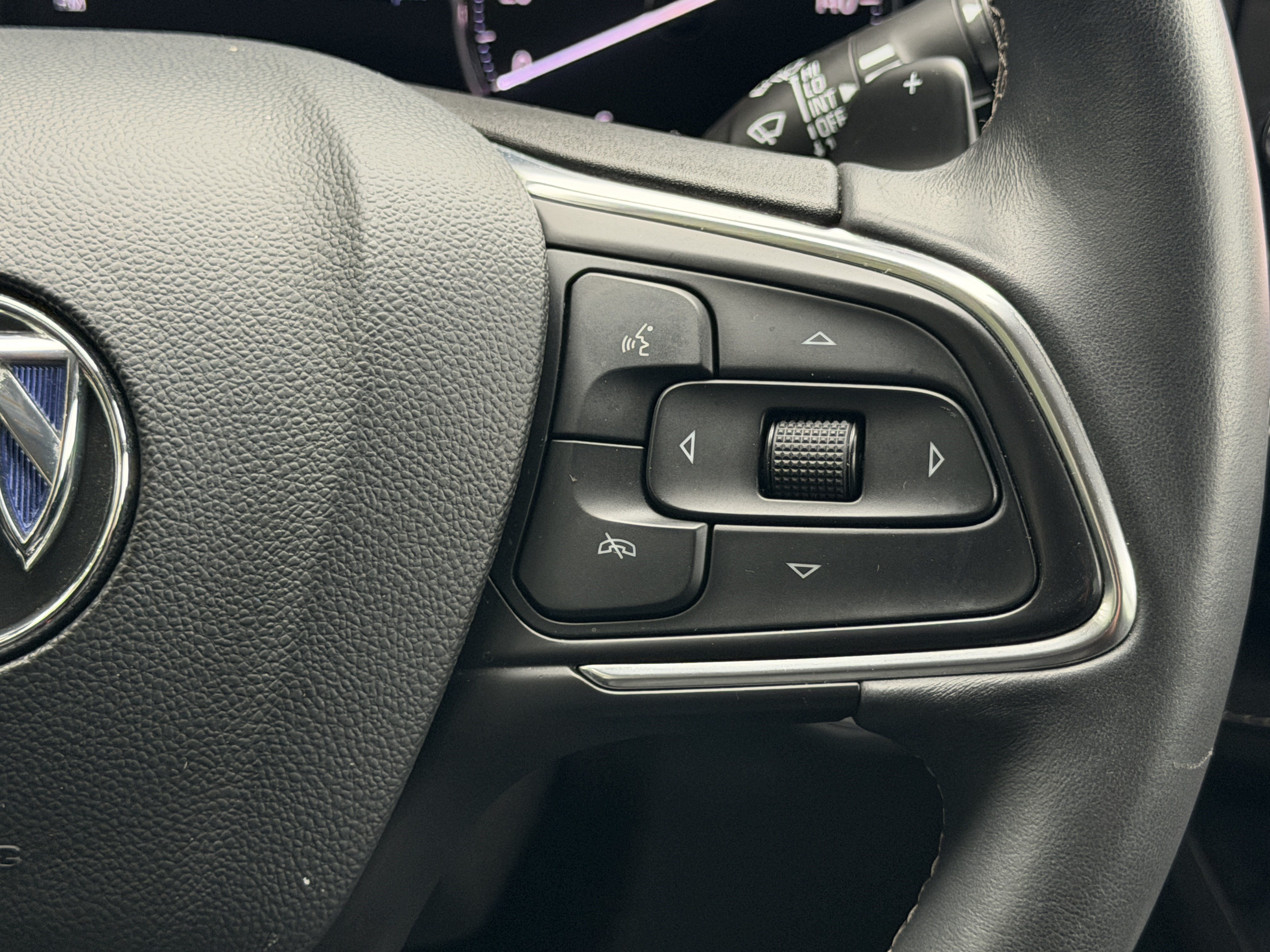 Used 2022 Buick Envision Essence w/ Technology Package I FWD image 35