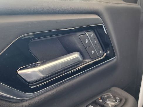 Used 2025 GMC Yukon Denali RWD image 12