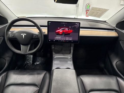 Used 2022 Tesla Model Y Long Range image 31