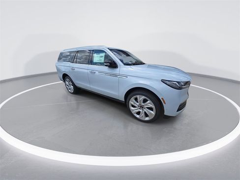 New 2025 Lincoln Navigator L Reserve image 2