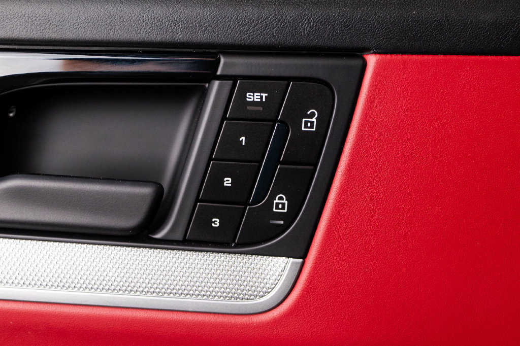 Certified 2025 Porsche Cayenne AWD/4WD image 18