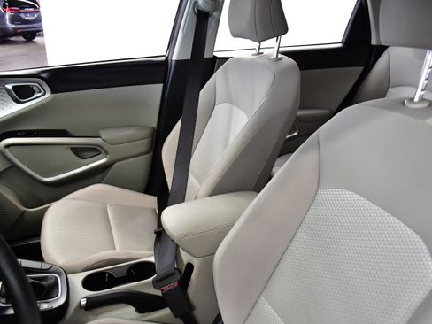 Used 2025 Kia Soul LX w/ LX Technology Package image 10