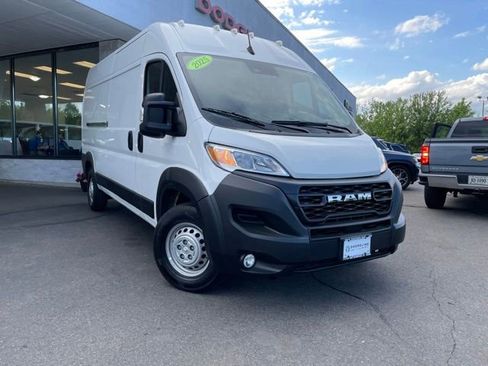 Used 2025 RAM ProMaster 2500 w/ Convenience Group FWD image 3