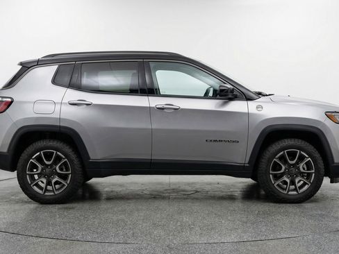 Used 2025 Jeep Compass Trailhawk AWD/4WD image 11