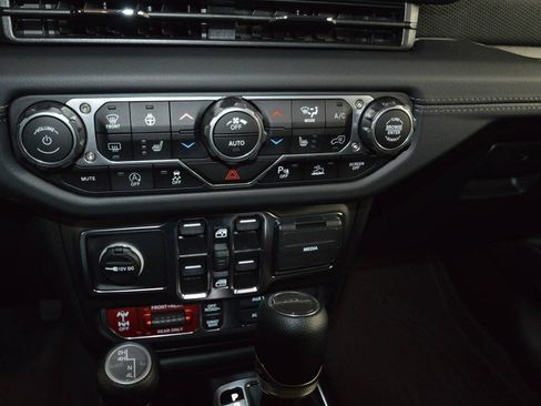 Used 2025 Jeep Gladiator Rubicon w/ Safety Group AWD/4WD image 38