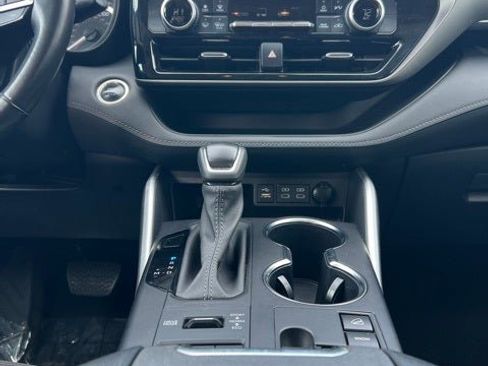 Used 2024 Toyota Highlander LE image 11