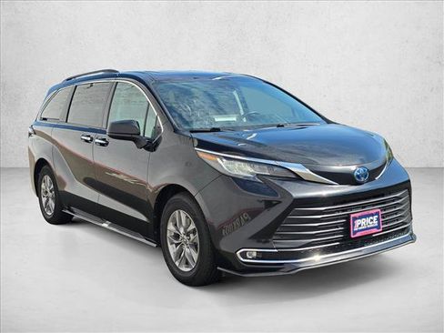Used 2022 Toyota Sienna XLE w/ XLE Plus Package AWD/4WD image 3