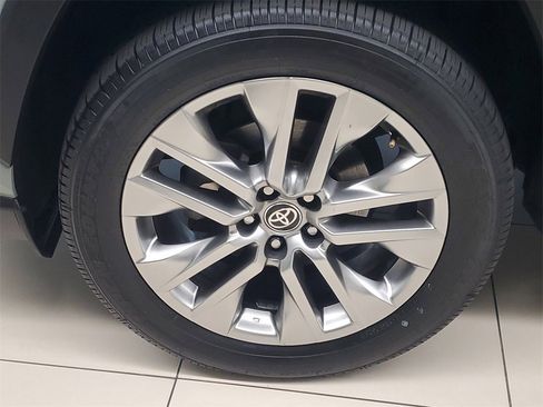 Used 2021 Toyota RAV4 XLE Premium image 4