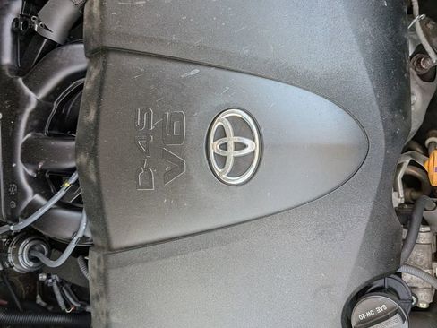 Used 2018 Toyota Highlander SE FWD image 12