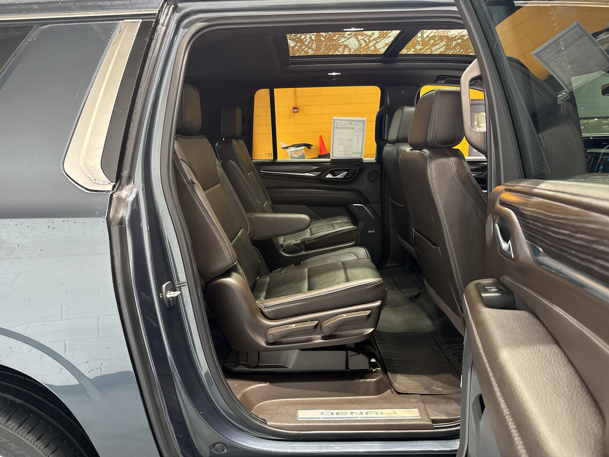 Used 2021 GMC Yukon XL Denali w/ Denali Premium Package AWD/4WD image 23