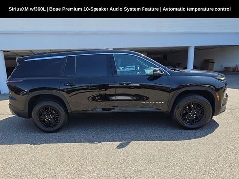 Used 2024 Chevrolet Traverse LT w/ Enhanced Driving Package image 2