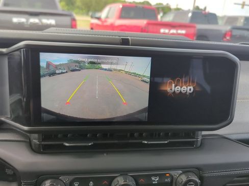 Used 2025 Jeep Wrangler Unlimited Sahara AWD/4WD image 13