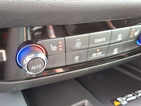 Certified 2024 Buick Enclave Essence image 19