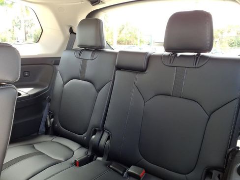 Used 2025 Honda Pilot EX-L image 11