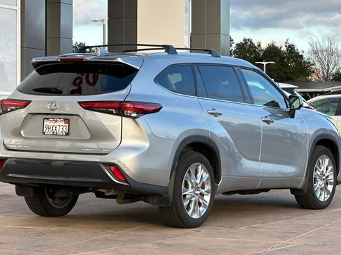 Used 2023 Toyota Highlander Limited image 4