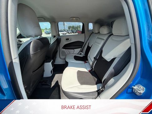 Used 2018 Jeep Compass Latitude FWD image 7