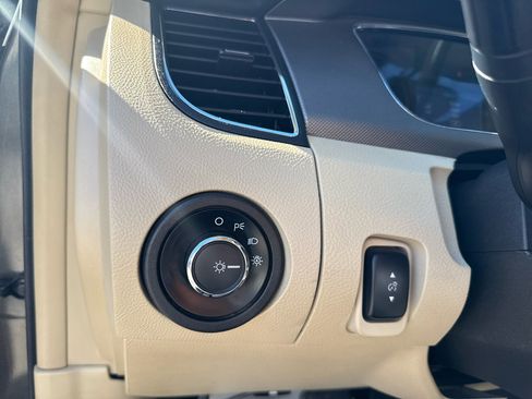 Used 2017 Ford Taurus SE image 23