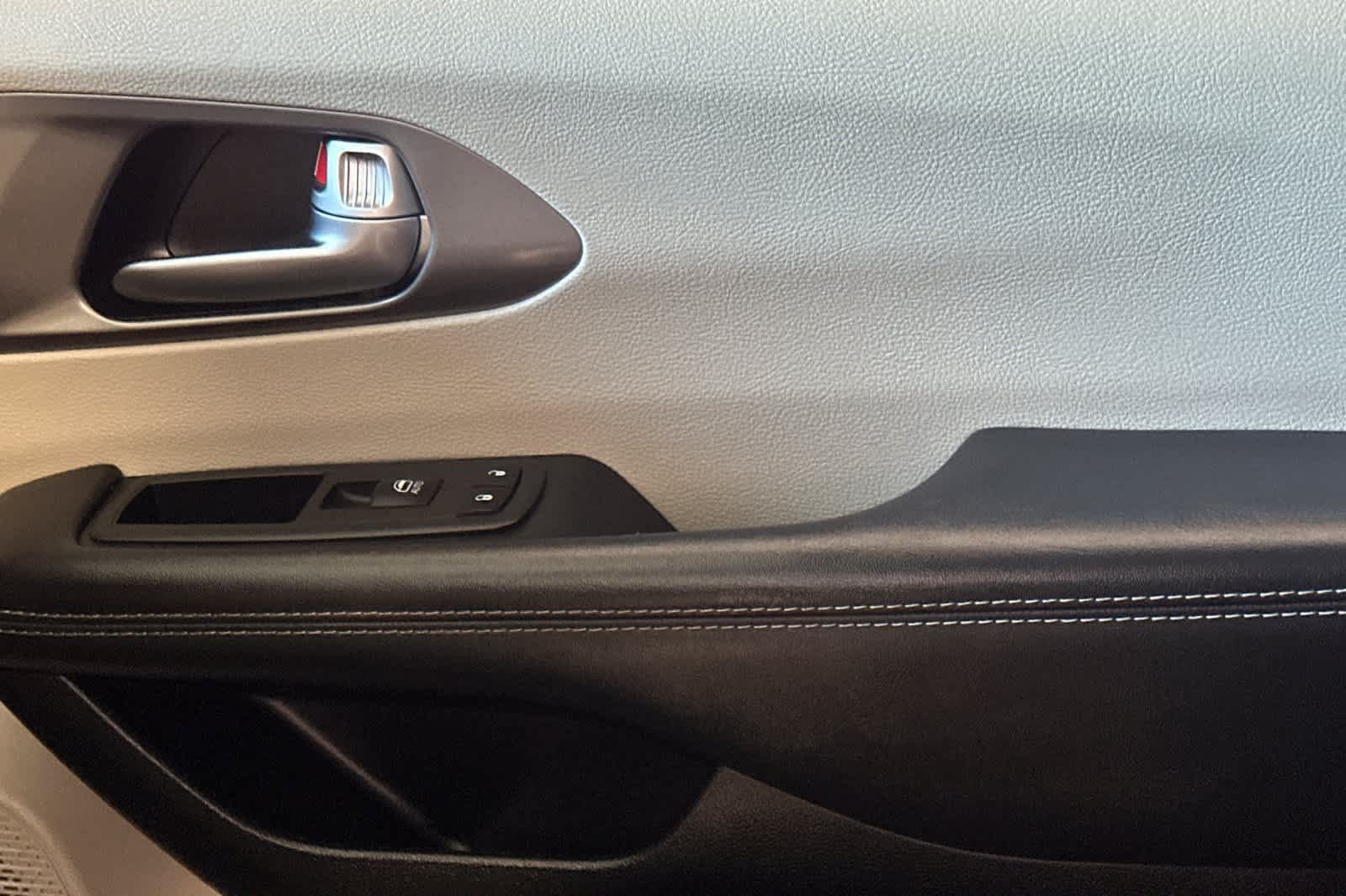 Used 2023 Chrysler Pacifica Touring-L FWD image 28