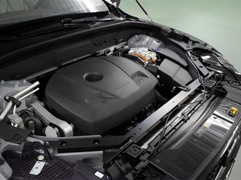 Certified 2024 Volvo XC60 T8 Ultimate w/ Protection Package Premier image 24