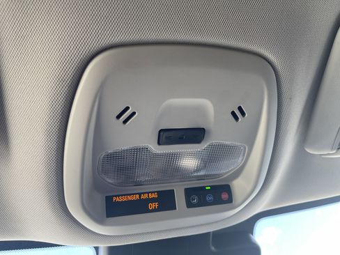 Used 2025 Chevrolet Trax LT image 32