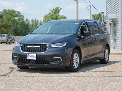 Used 2024 Chrysler Pacifica Touring-L FWD image 8