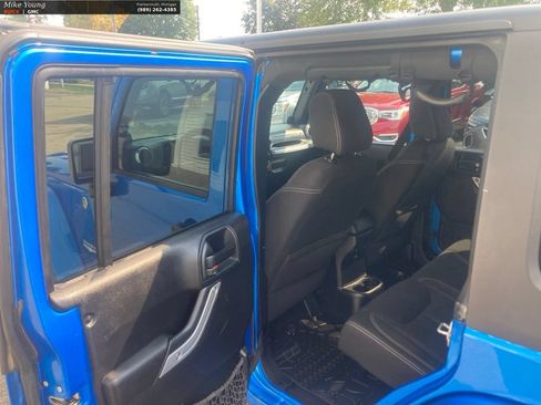 Used 2014 Jeep Wrangler Unlimited Sahara w/ Connectivity Group AWD/4WD image 11