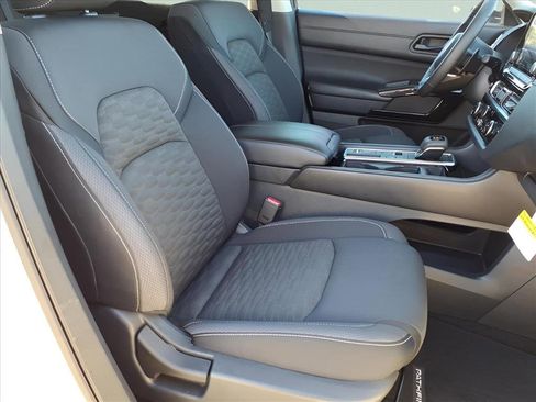 Used 2024 Nissan Pathfinder SV image 16