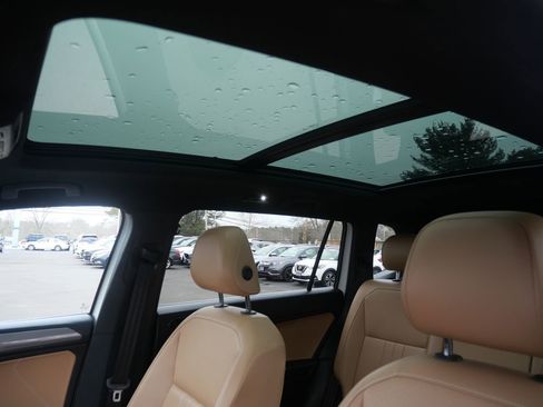 Used 2022 Volkswagen Tiguan SE w/ Panoramic Sunroof Package image 11