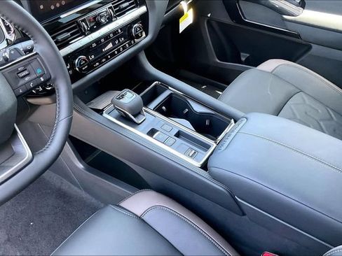 New 2026 Nissan Pathfinder Platinum FWD image 6