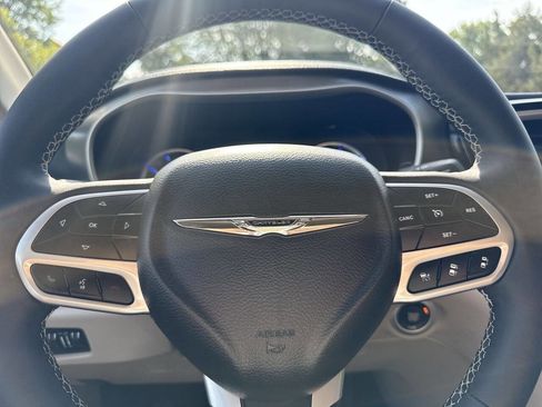 Used 2023 Chrysler Pacifica Touring-L image 14