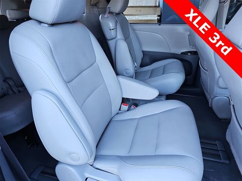 Used 2020 Toyota Sienna XLE image 17