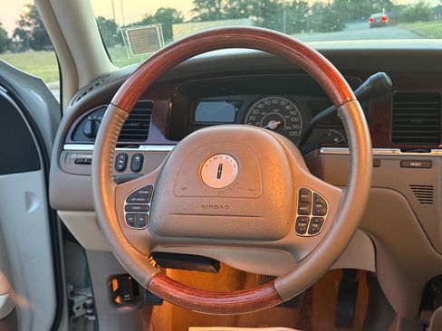 Used 2004 Lincoln Town Car Ultimate image 13